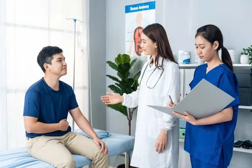 Người lao động đang xem xét giấy tờ bảo hiểm xã hội